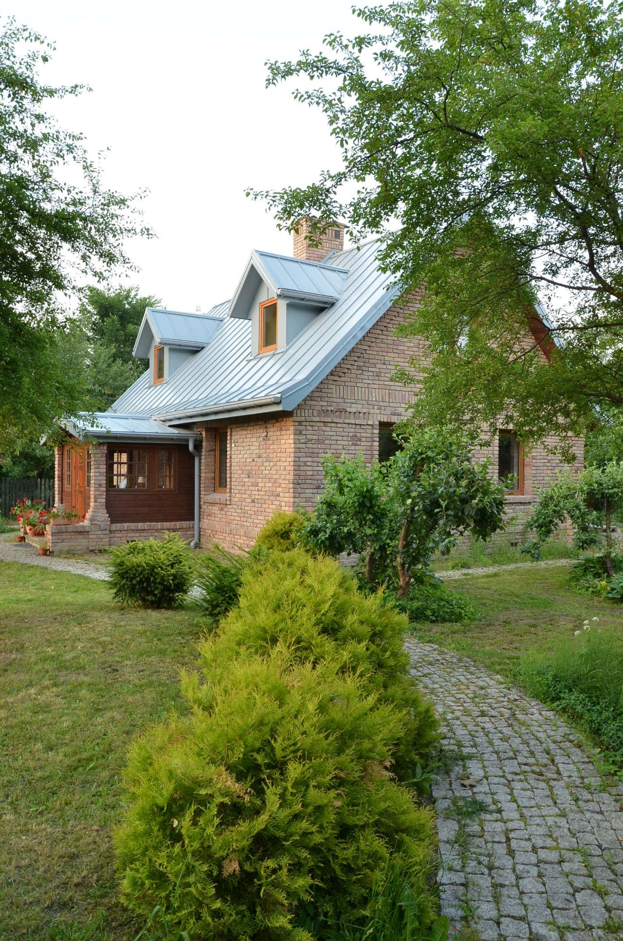 Przytulny dom jednorodzinny z elewacją z cegły