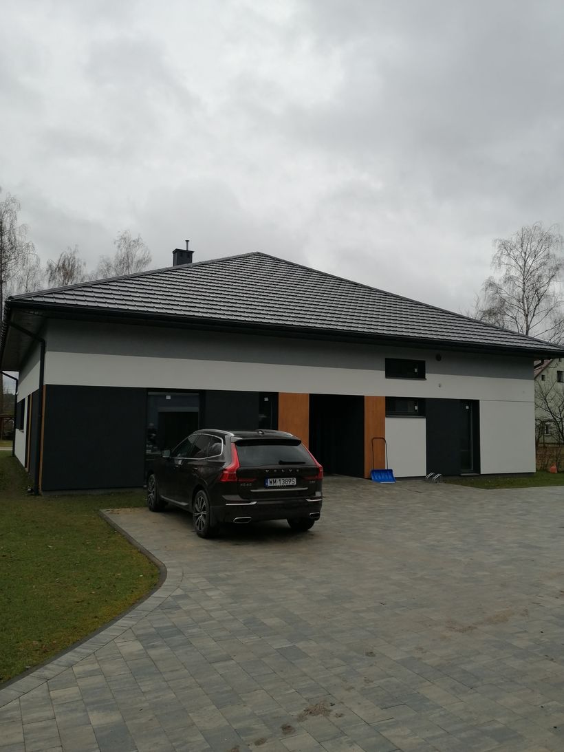 Budynek usługowy z dachem czterospadowym