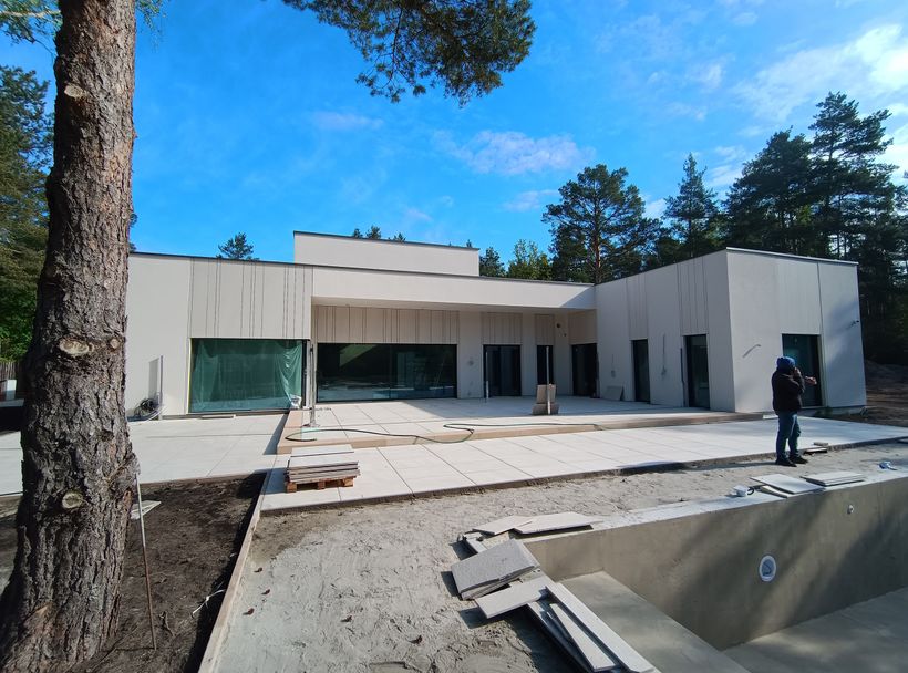 Nowoczesna willa z płaskim dachem i basenem